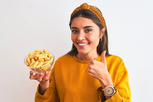 Junge Schöne Frau Hält Schüssel Mit Makkaroni Nudeln Über Isoliertem — Stockfoto