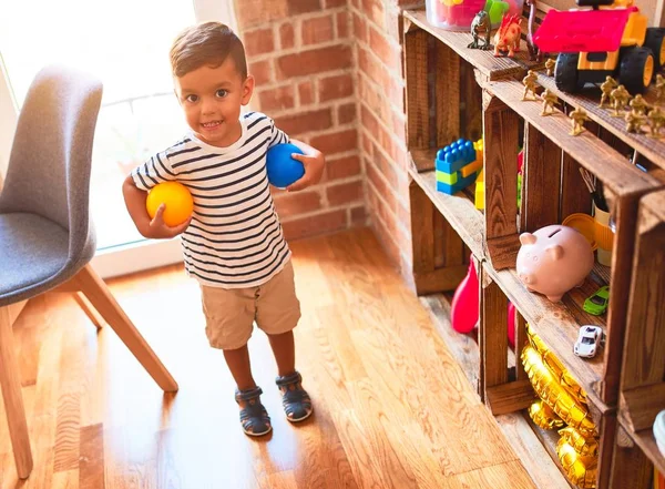 Красивий Маленький Хлопчик Грає Кольоровими Маленькими Кульками Дитячому Садку — стокове фото