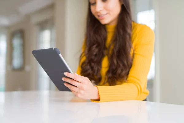 Όμορφη Νεαρή Γυναίκα Που Εργάζεται Χρησιμοποιώντας Tablet Touchpad — Φωτογραφία Αρχείου