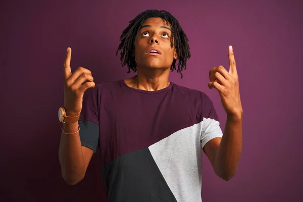 Afro Homem Com Dreadlocks Vestindo Casual Shirt Sobre Isolado Roxo — Fotografia de Stock