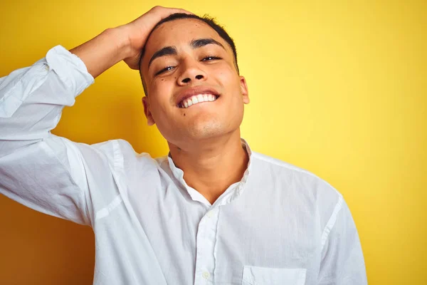 Joven Empresario Brasileño Con Camisa Elegante Pie Sobre Fondo Amarillo —  Fotos de Stock