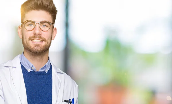 Giovane Bel Scienziato Uomo Con Gli Occhiali Stupito Sorridente Alla — Foto Stock