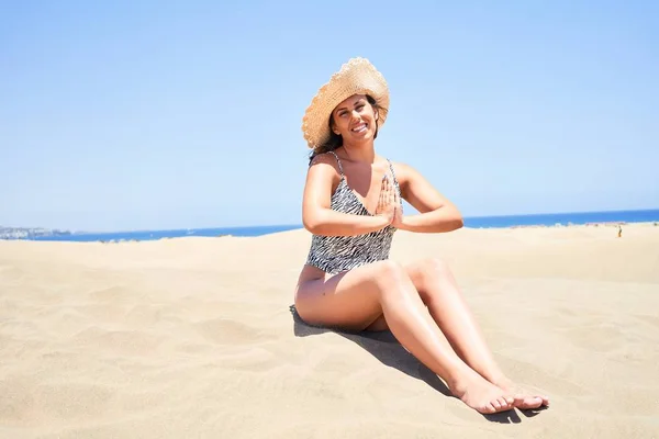 Jonge Mooie Vrouw Zonnebaden Ontspannen Zitten Het Zand Doen Yoga — Stockfoto