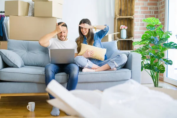 Yeni evin kanepesinde oturan genç ve güzel bir çift bilgisayar dizüstü bilgisayarla kafa üstü vurularak, utanç ve şaşkınlık dolu, sinirli ve hayal kırıklığına uğramış bir şekilde şok geçiriyorlar. Hata için korku ve üzüntü.