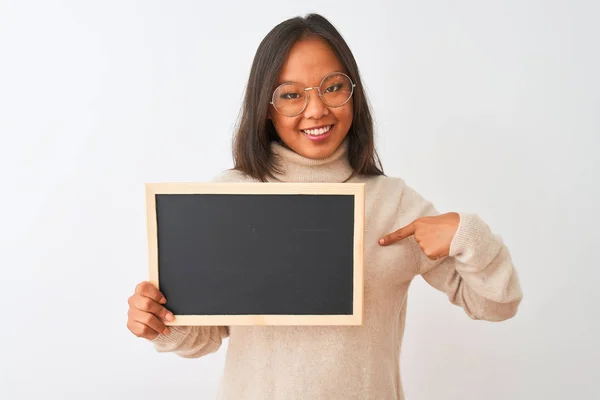 Jonge Chinees Vrouw Dragen Bril Houden Schoolbord Geïsoleerde Witte Achtergrond — Stockfoto