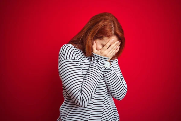 Mulher Ruiva Jovem Vestindo Tiras Camisa Marinha Sobre Fundo Isolado — Fotografia de Stock