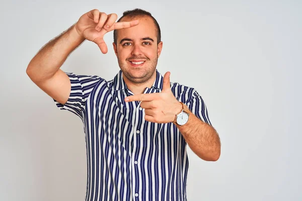 Junger Mann Blau Gestreiftem Hemd Der Vor Isoliertem Weißem Hintergrund — Stockfoto