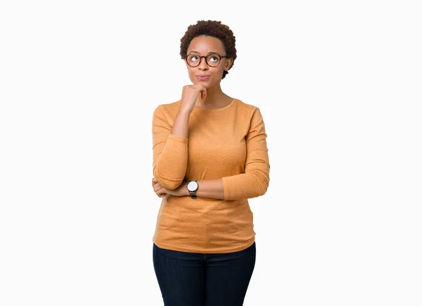 Jovem Mulher Afro Americana Bonita Vestindo Óculos Sobre Fundo Isolado — Fotografia de Stock