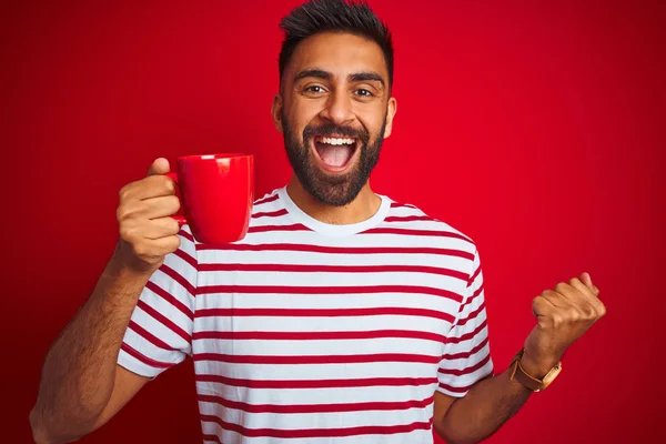 Ung Indian Man Bär Randig Shirt Dricka Kopp Kaffe Över — Stockfoto