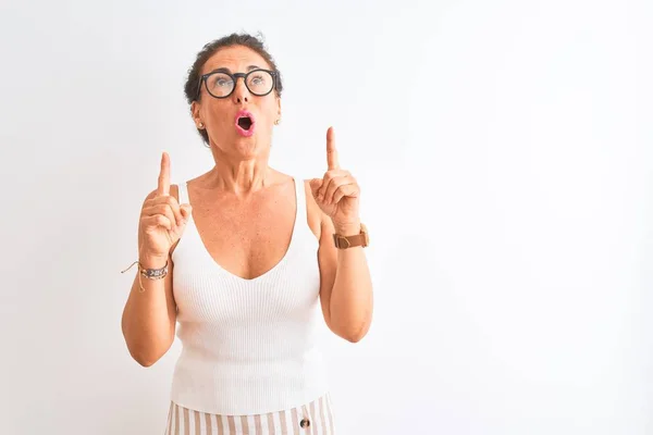 Mulher Meia Idade Vestindo Shirt Casual Óculos Sobre Fundo Branco — Fotografia de Stock