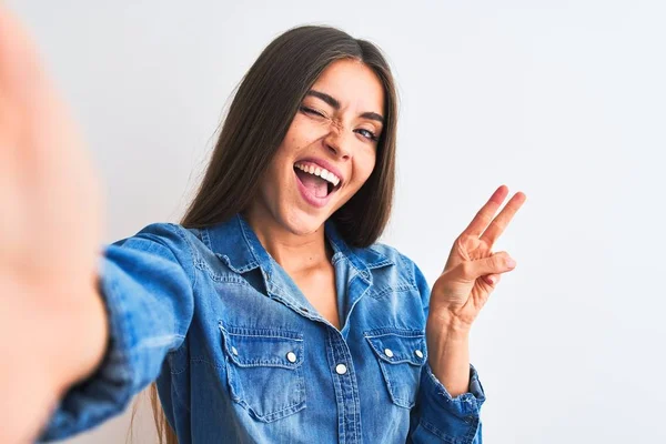 Mooie Vrouw Spijkerhemd Maken Selfie Met Camera Geïsoleerde Witte Achtergrond — Stockfoto