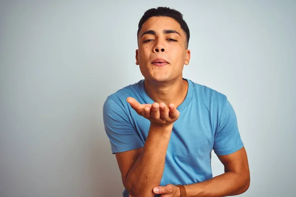 Mavi Tişört Giyen Genç Brezilyalı Bir Adam Izole Edilmiş Beyaz — Stok fotoğraf