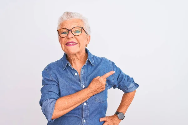 Senior Grijs Harige Vrouw Draagt Denim Shirt Bril Geïsoleerde Witte — Stockfoto