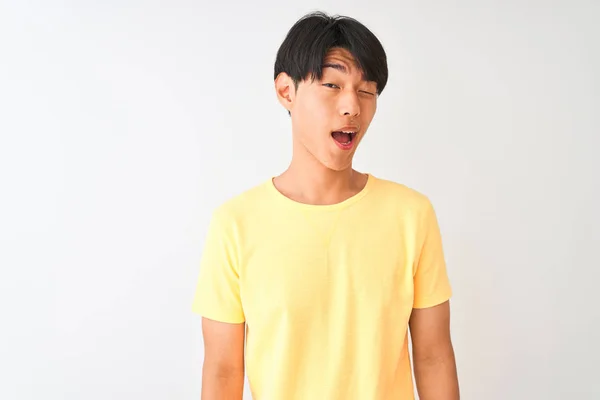 Hombre Chino Con Camiseta Casual Amarilla Pie Sobre Fondo Blanco — Foto de Stock