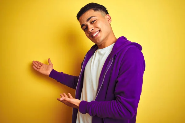 Молодий Бразільський Чоловік Одягнений Пурпурову Сорочку Стоїть Над Жовтим Фоном — стокове фото