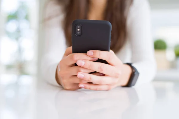 Close Van Jonge Vrouw Met Behulp Van Smartphone — Stockfoto