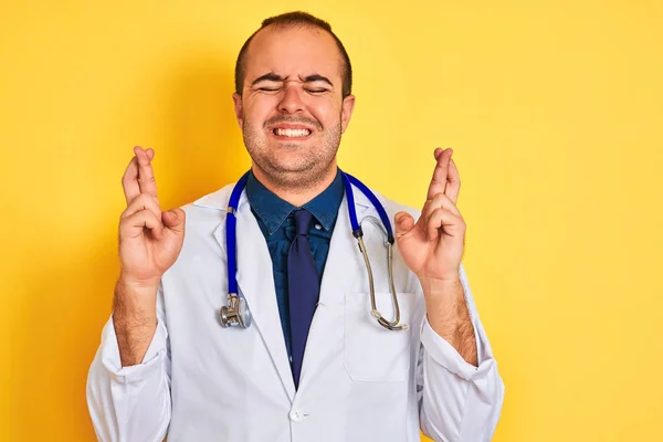 Joven Doctor Vistiendo Abrigo Estetoscopio Pie Sobre Fondo Amarillo Aislado — Foto de Stock