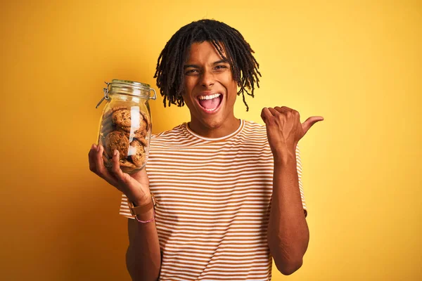 Hombre Afroamericano Con Rastas Sosteniendo Tarro Galletas Sobre Fondo Amarillo — Foto de Stock