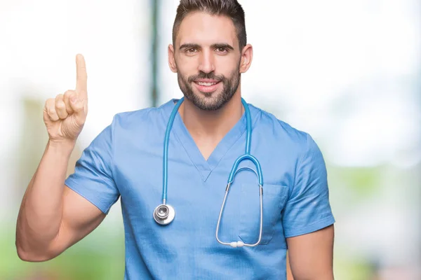 Bonito Jovem Médico Cirurgião Homem Sobre Fundo Isolado Mostrando Apontando — Fotografia de Stock