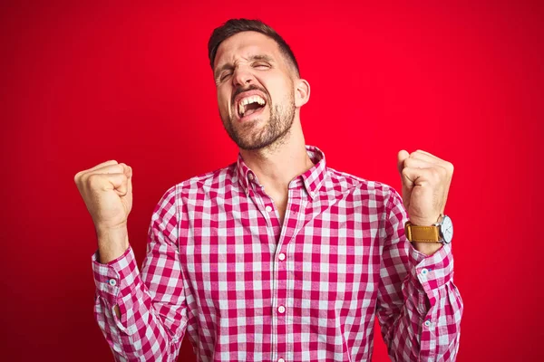 Giovane Bell Uomo Sfondo Rosso Isolato Che Celebra Sorpreso Stupito — Foto Stock