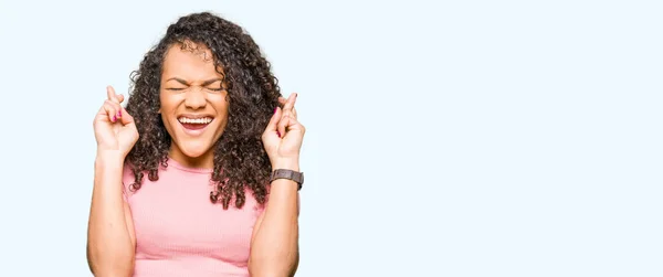 Joven Hermosa Mujer Con Pelo Rizado Usando Camiseta Rosa Sonriendo —  Fotos de Stock