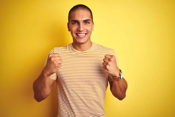 Joven Hombre Guapo Con Camiseta Rayas Sobre Fondo Aislado Amarillo —  Fotos de Stock