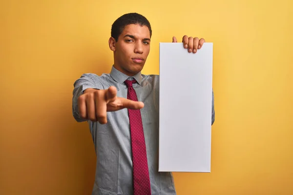 Jovem Empresário Árabe Bonito Segurando Banner Sobre Fundo Amarelo Isolado — Fotografia de Stock