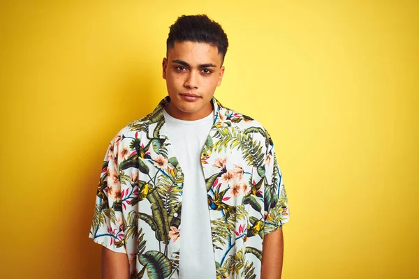 Junger Brasilianischer Mann Urlaub Mit Sommerlichem Floralem Hemd Vor Isoliertem — Stockfoto