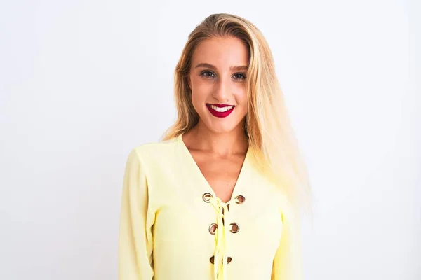 Zarif Sarı Tişört Giyen Genç Güzel Bir Kadın Izole Edilmiş — Stok fotoğraf