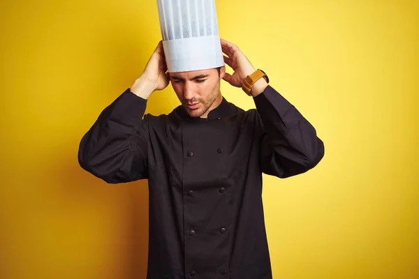 Jonge Chef Kok Uniform Hoed Staande Geïsoleerde Gele Achtergrond Die — Stockfoto