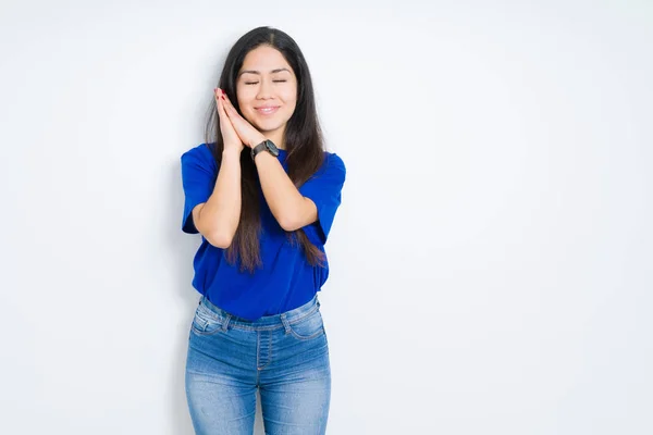 Mooie Brunette Vrouw Geïsoleerde Achtergrond Slapen Moe Dromen Poseren Met — Stockfoto