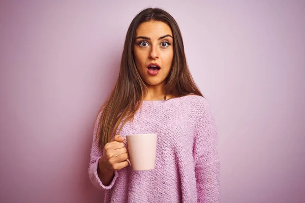 Jovem Bela Mulher Bebendo Xícara Café Sobre Fundo Rosa Isolado — Fotografia de Stock