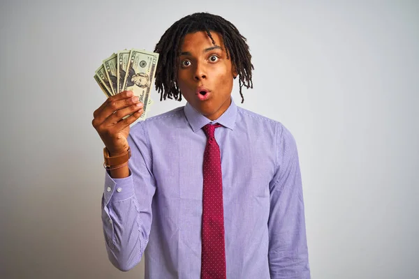 Afro Amerikaanse Zakenman Met Dreadlocks Houdt Dollars Geïsoleerde Witte Achtergrond — Stockfoto