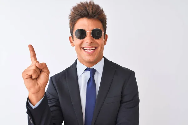 Junger Gutaussehender Geschäftsmann Anzug Und Sonnenbrille Über Isoliertem Weißem Hintergrund — Stockfoto