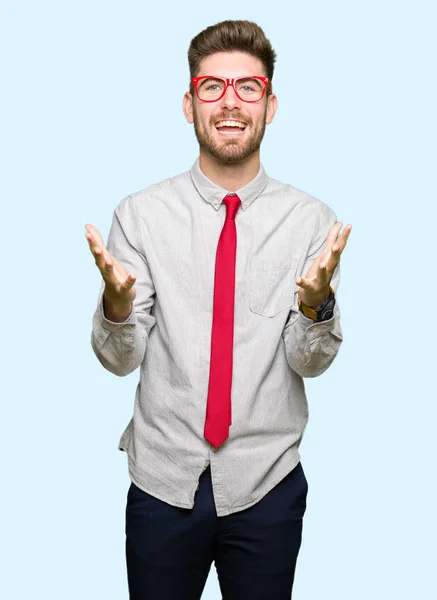 Jonge Knappe Zakenman Bril Vieren Gek Verbaasd Voor Succes Met — Stockfoto