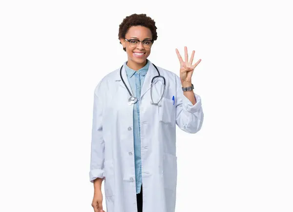 孤立した背景表示と指で上向きに医療のコートを着ている若いアフリカ系アメリカ人医師女性数は自信を持って 幸せな笑みを浮かべている間 — ストック写真