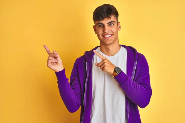 Homem Indiano Jovem Vestindo Camisola Roxa Sobre Fundo Amarelo Isolado — Fotografia de Stock