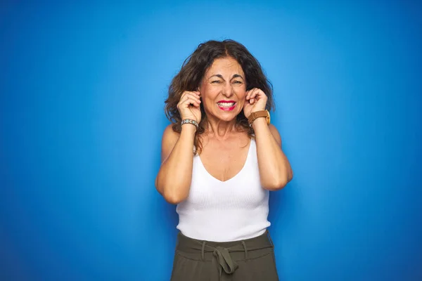 Kıvırcık Saçlı Orta Yaşlı Bir Kadın Yüksek Sesli Müzik Sesi — Stok fotoğraf