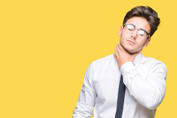 Junger Geschäftsmann Mit Brille Über Isoliertem Hintergrund Berührt Schmerzhaften Hals — Stockfoto