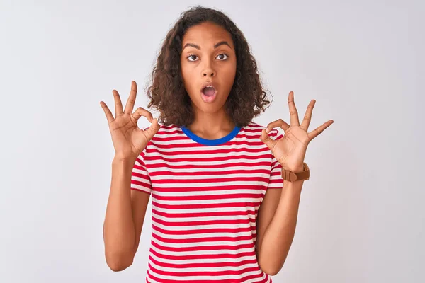 Mujer Brasileña Joven Vistiendo Camiseta Rayas Rojas Pie Sobre Fondo — Foto de Stock