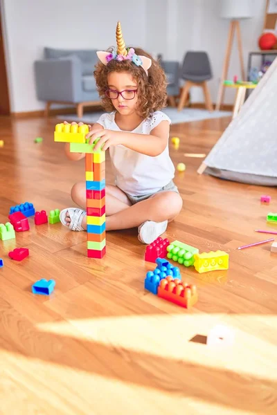 Schönes Kleinkind Mit Brille Und Einhorn Diadem Sitzt Kindergarten Und — Stockfoto