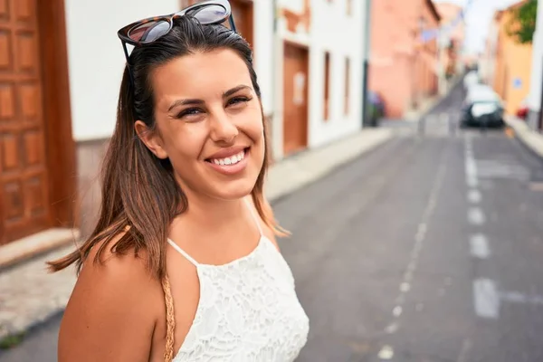 Jovem Mulher Bonita Sorrindo Feliz Andando Nas Ruas Cidade Dia — Fotografia de Stock