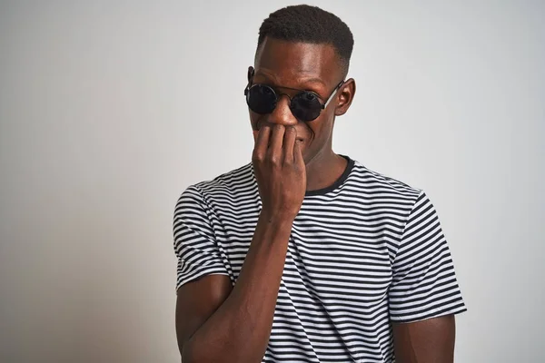 Hombre Afroamericano Vistiendo Camiseta Rayas Gafas Sol Sobre Fondo Blanco —  Fotos de Stock