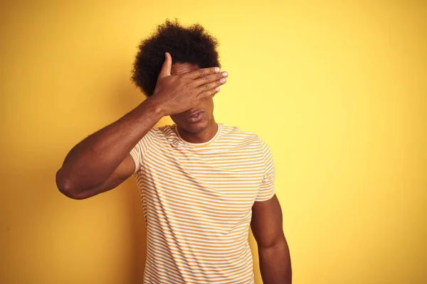 Američan Afro Vlasy Pruhovaném Tričku Stojící Nad Osamělým Žlutým Pozadím — Stock fotografie