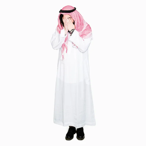 Арабский Бизнесмен Длинными Волосами Одетый Традиционный Шарф Кеффийе Грустным Лицом — стоковое фото