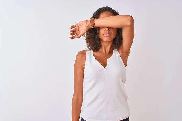 Mujer Brasileña Joven Vistiendo Camiseta Casual Pie Sobre Fondo Blanco — Foto de Stock