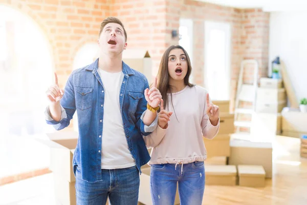 Mooi Jong Stel Verhuizen Naar Een Nieuw Huis Verbaasd Verrast — Stockfoto