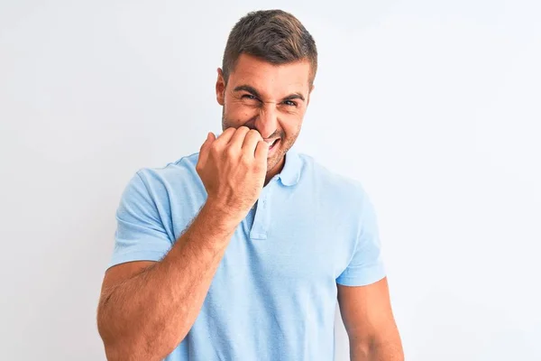 Homem Elegante Bonito Jovem Vestindo Camiseta Azul Sobre Fundo Isolado — Fotografia de Stock