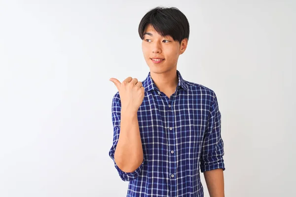 Jovem Chinês Vestindo Camisa Azul Casual Sobre Fundo Branco Isolado — Fotografia de Stock