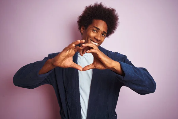 Joven Hombre Afroamericano Con Pijama Parado Sobre Fondo Rosa Aislado — Foto de Stock